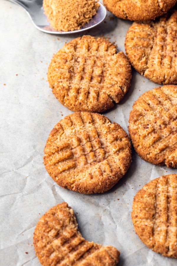 Vegan Peanut Butter Cookies (4 Ingredients!)