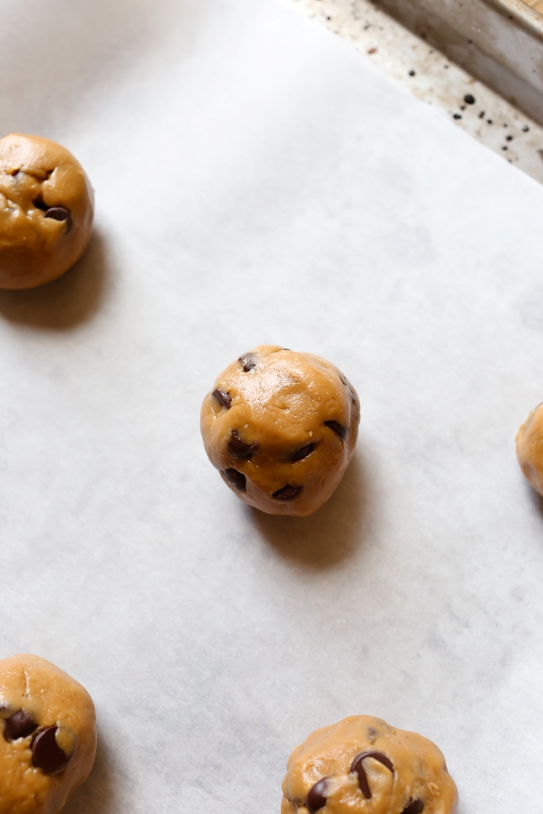 vegan peanut butter chocolate chip cookie balls